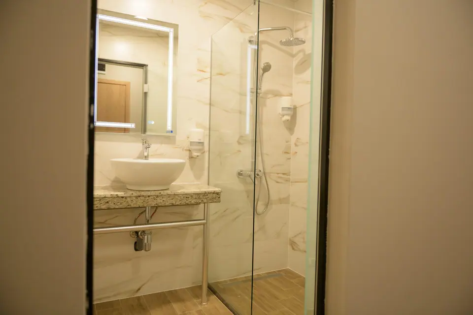 Bathroom with illuminated mirror – Forum City Hotel, Pazardzhik