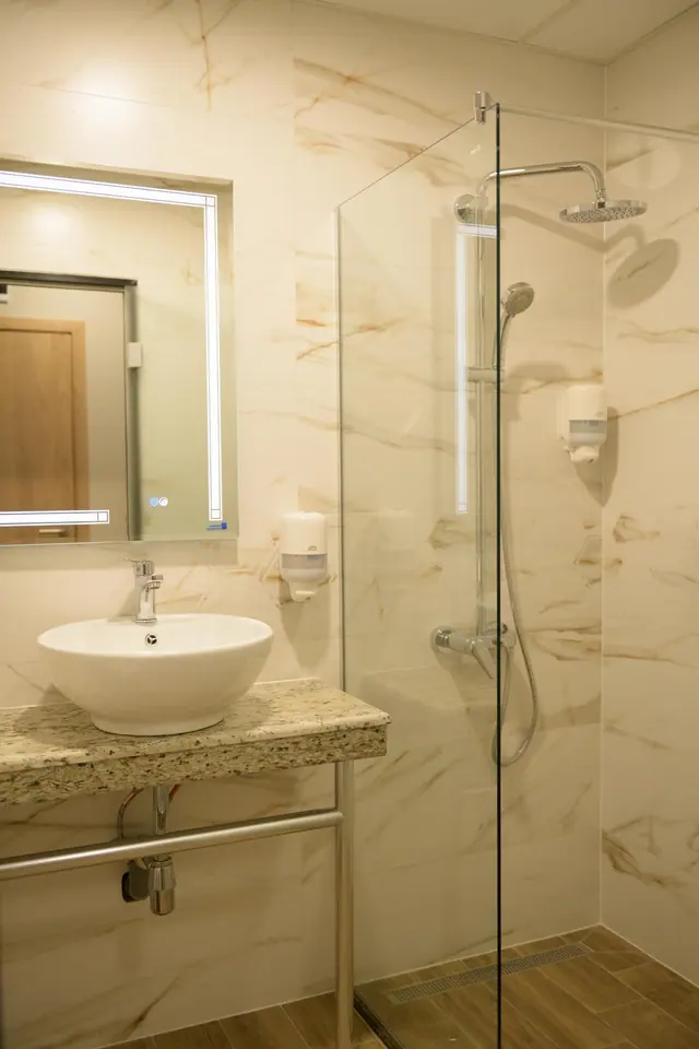 Modern bathroom with shower – Forum City Hotel, Pazardzhik