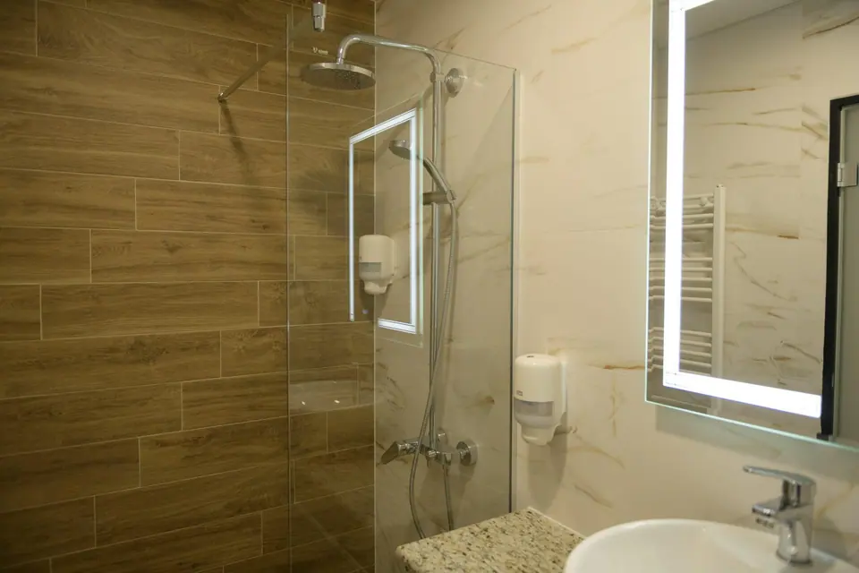 Modern bathroom with shower – Forum City Hotel, Pazardzhik