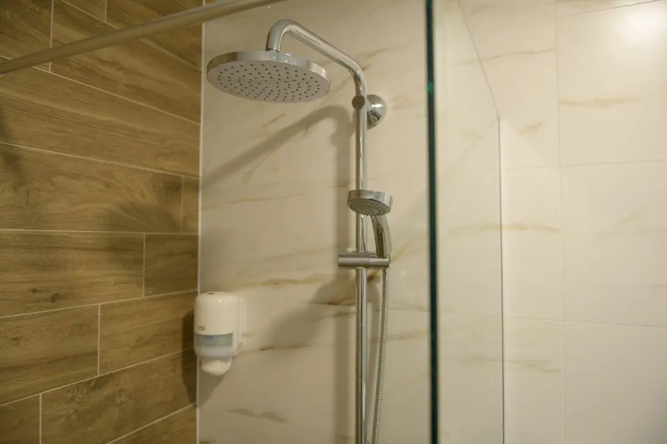 Modern bathroom with shower – Forum City Hotel, Pazardzhik
