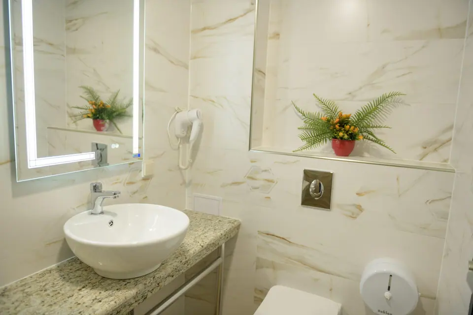Bathroom with illuminated mirror – Forum City Hotel, Pazardzhik