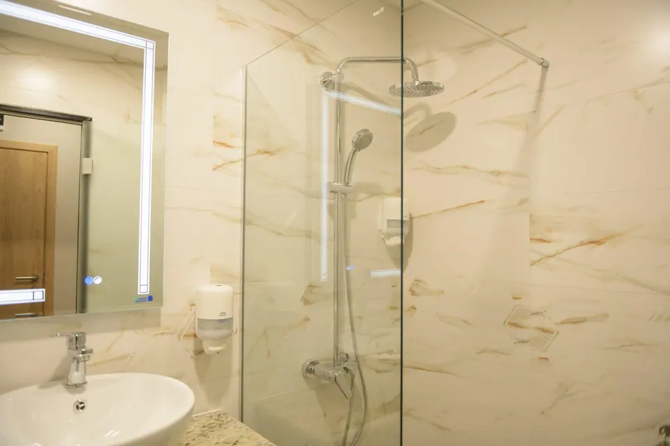 Modern bathroom with shower – Forum City Hotel, Pazardzhik