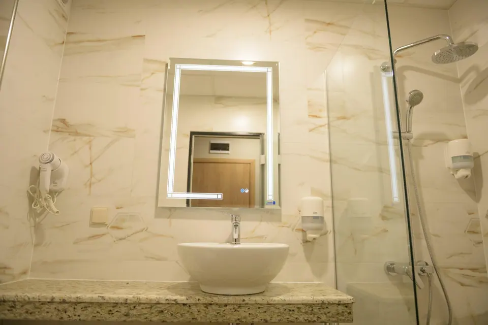 Bathroom with illuminated mirror – Forum City Hotel, Pazardzhik