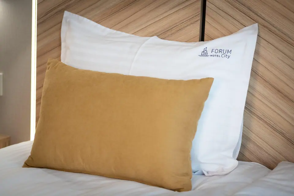 Handtücher und Bettwäsche mit dem Hotellogo – Hotel Forum City, Pasardschik