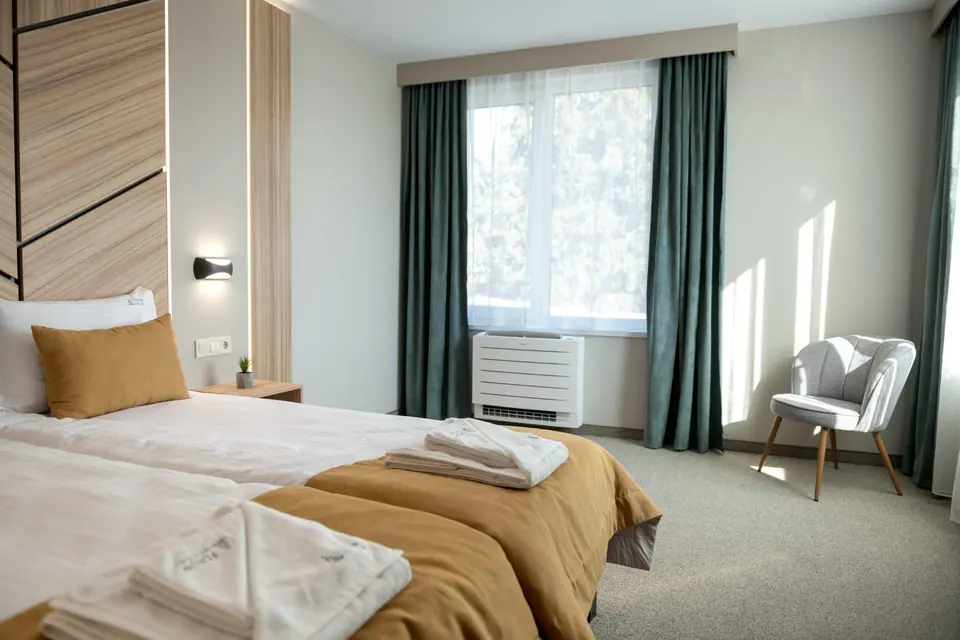 Bright room with a large window – Forum City Hotel, Pazardzhik