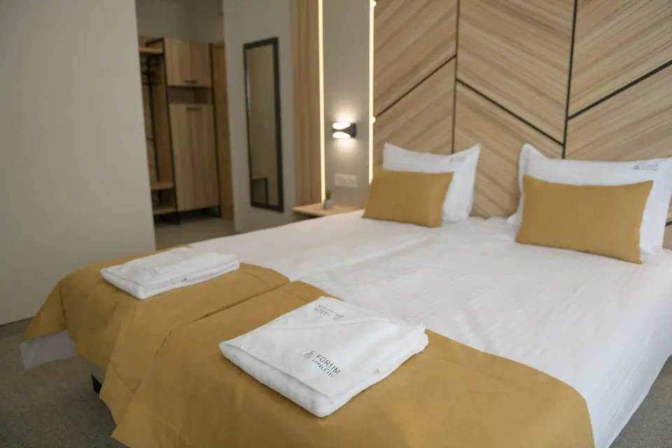 Room with a large bed and wooden feature wall – Forum City Hotel, Pazardzhik