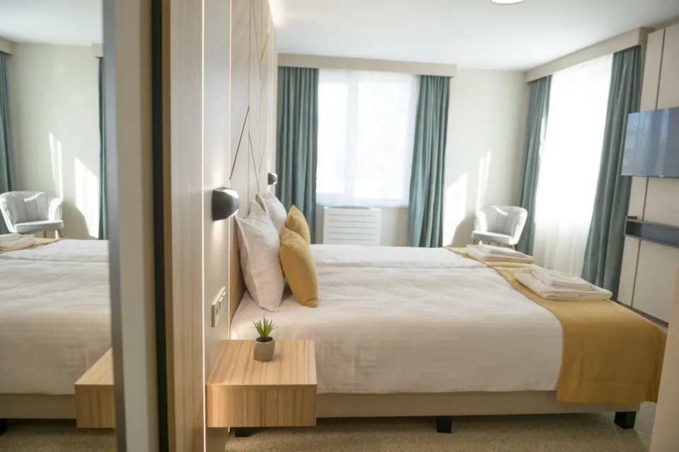 Bright room with a large window – Forum City Hotel, Pazardzhik