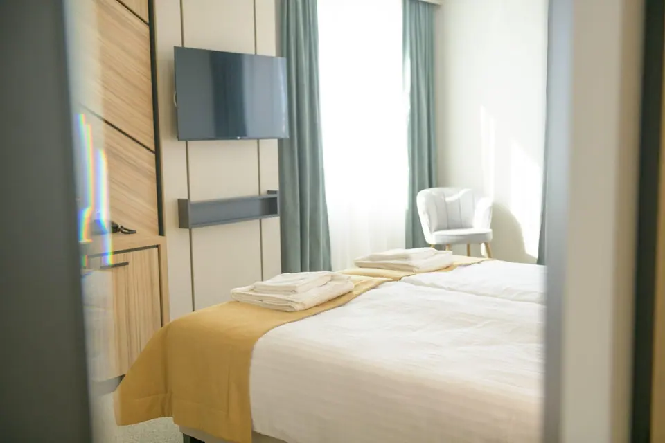 Bright room with a large window – Forum City Hotel, Pazardzhik