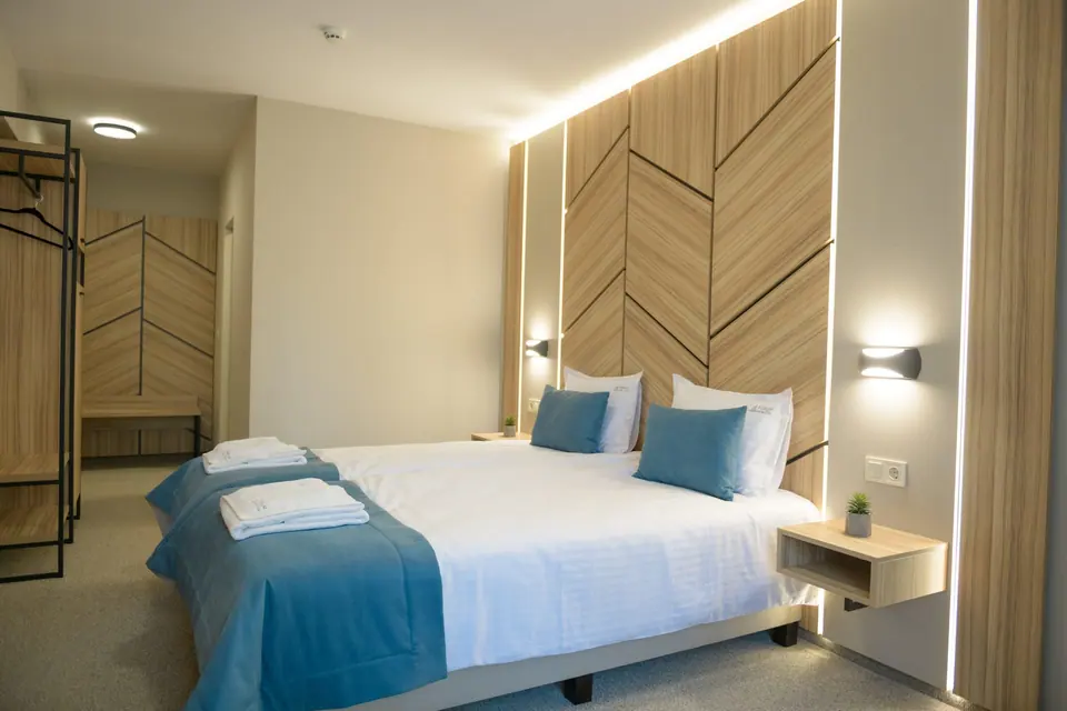 Zimmer mit großem Bett und Holzwand – Hotel Forum City, Pasardschik