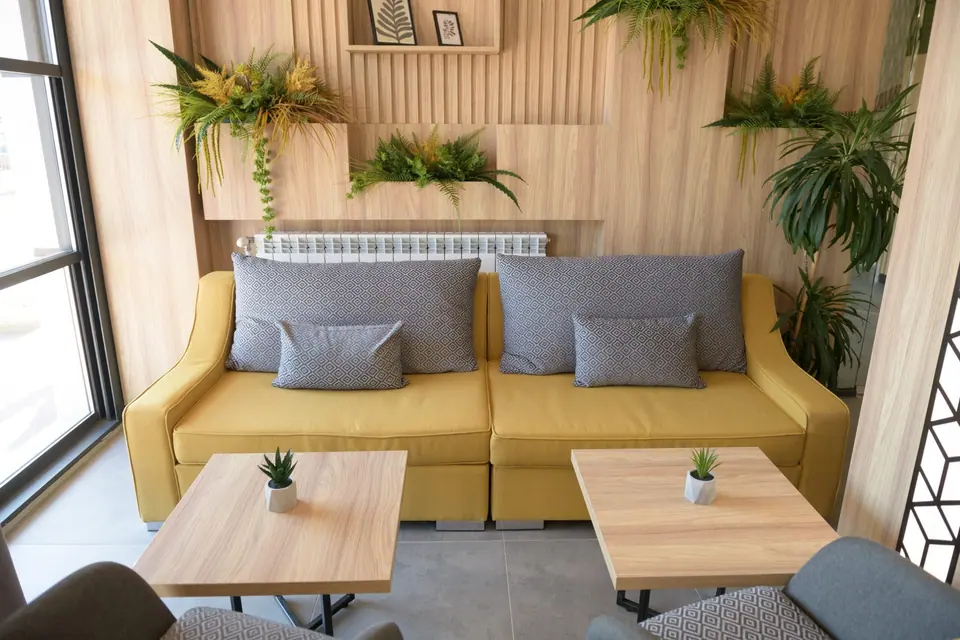 Lounge mit Sofas und Pflanzen – Hotel Forum City, Pasardschik