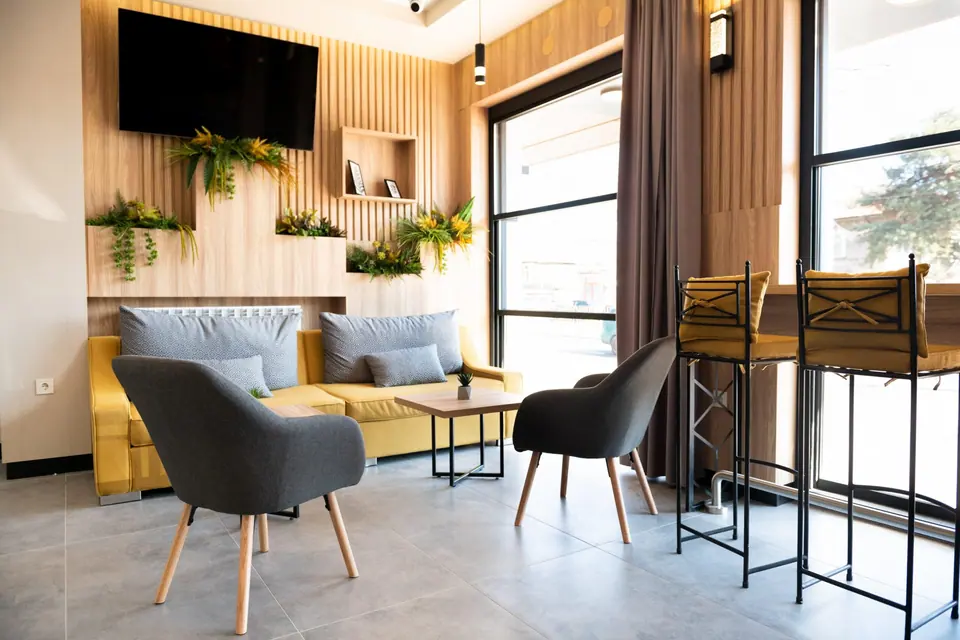 Lounge mit Sofas und Pflanzen – Hotel Forum City, Pasardschik